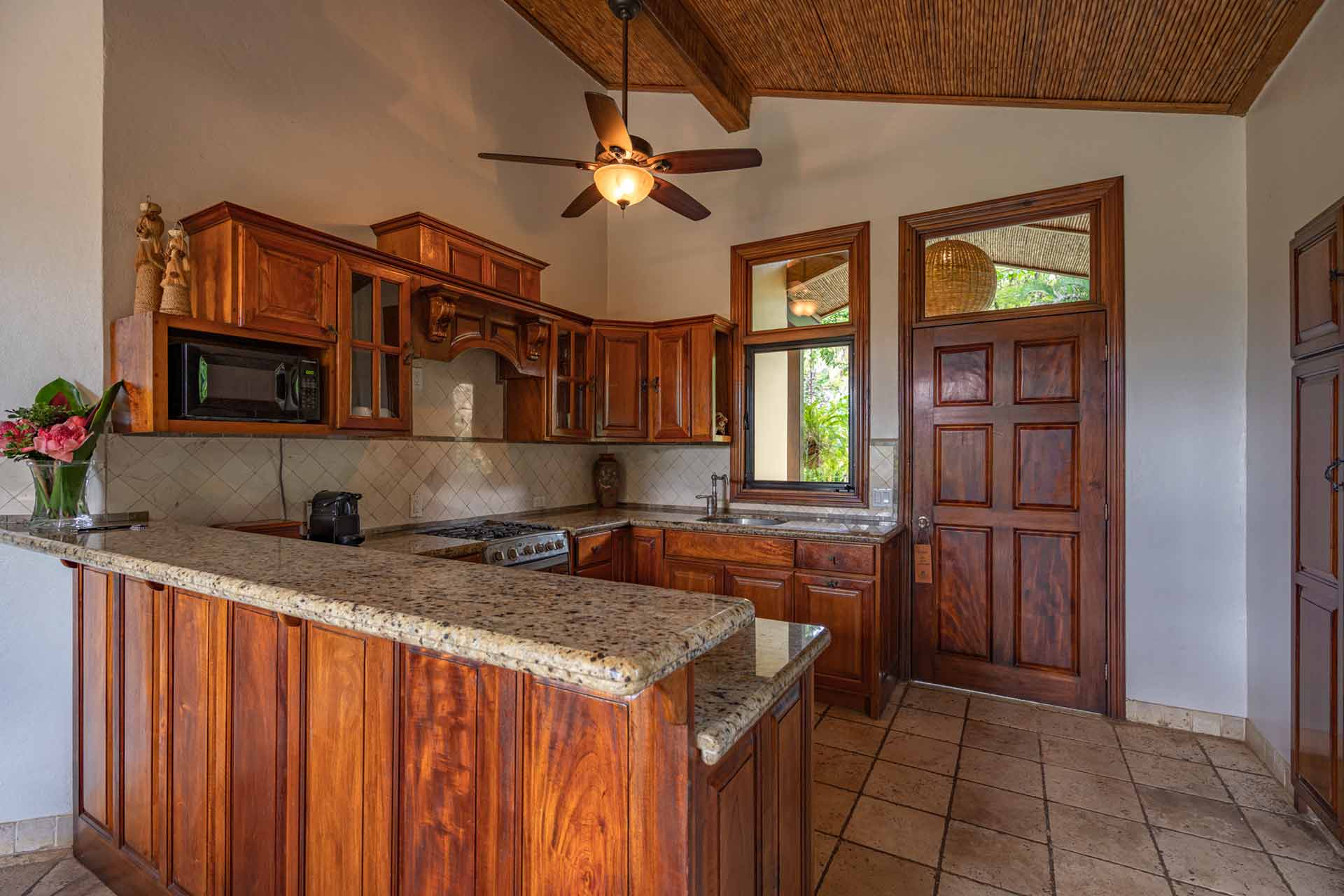 Sleeping-Giant-Owners-Jungle-House-03
