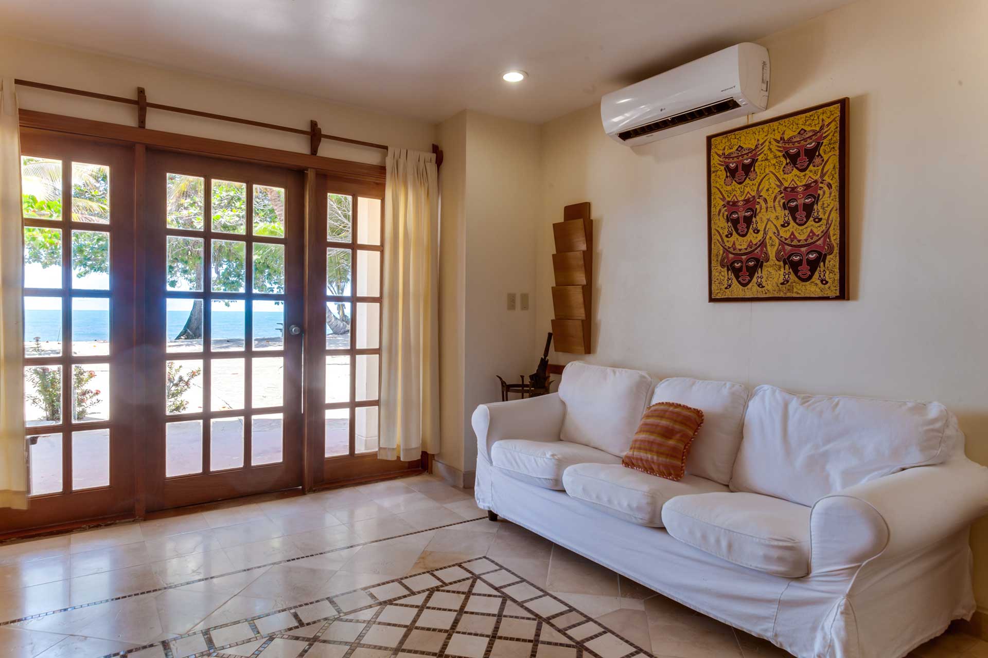 The-Coloinial-Inn-One-Bedroom-Beachfront-04