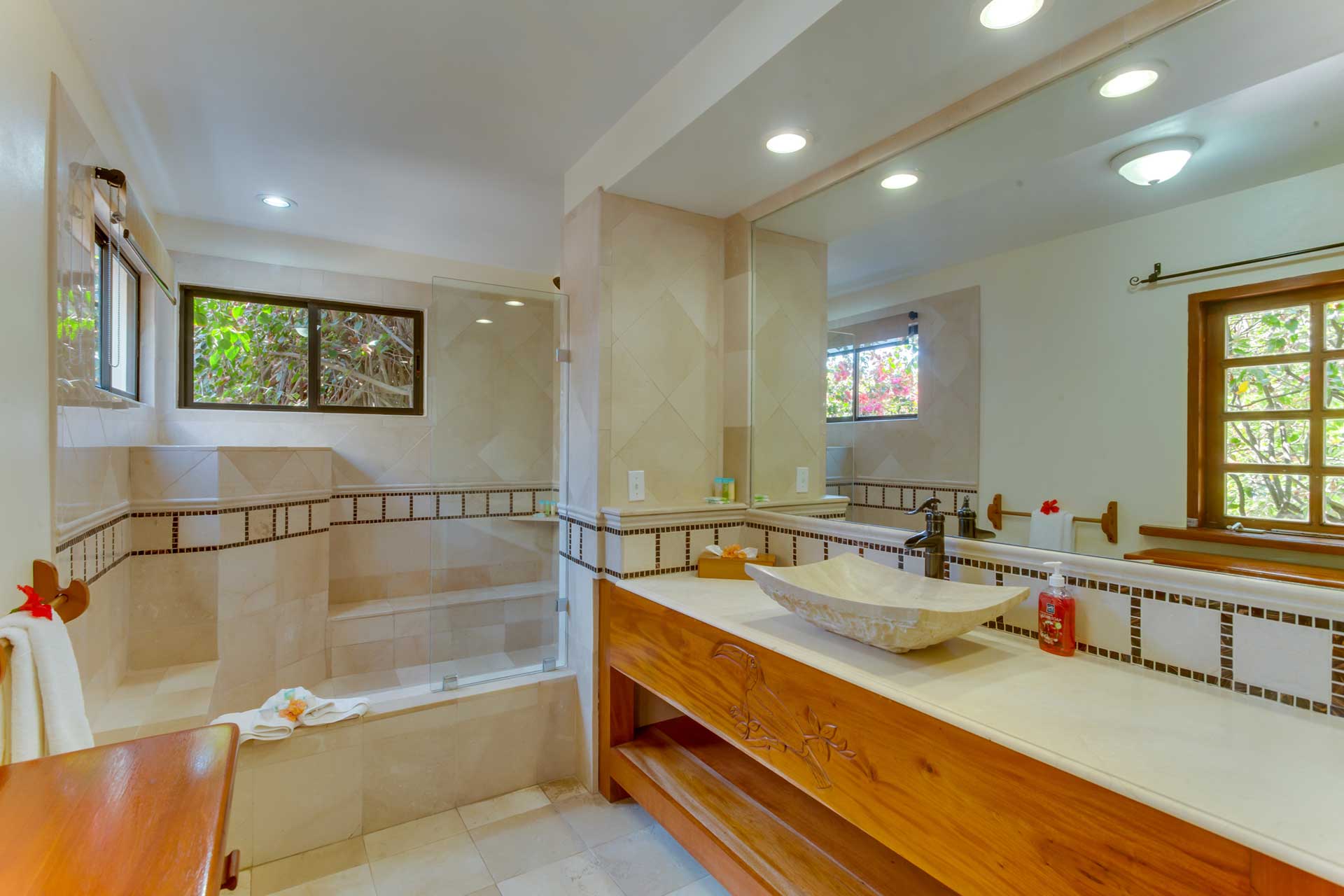 The-Coloinial-Inn-One-Bedroom-Beachfront-05