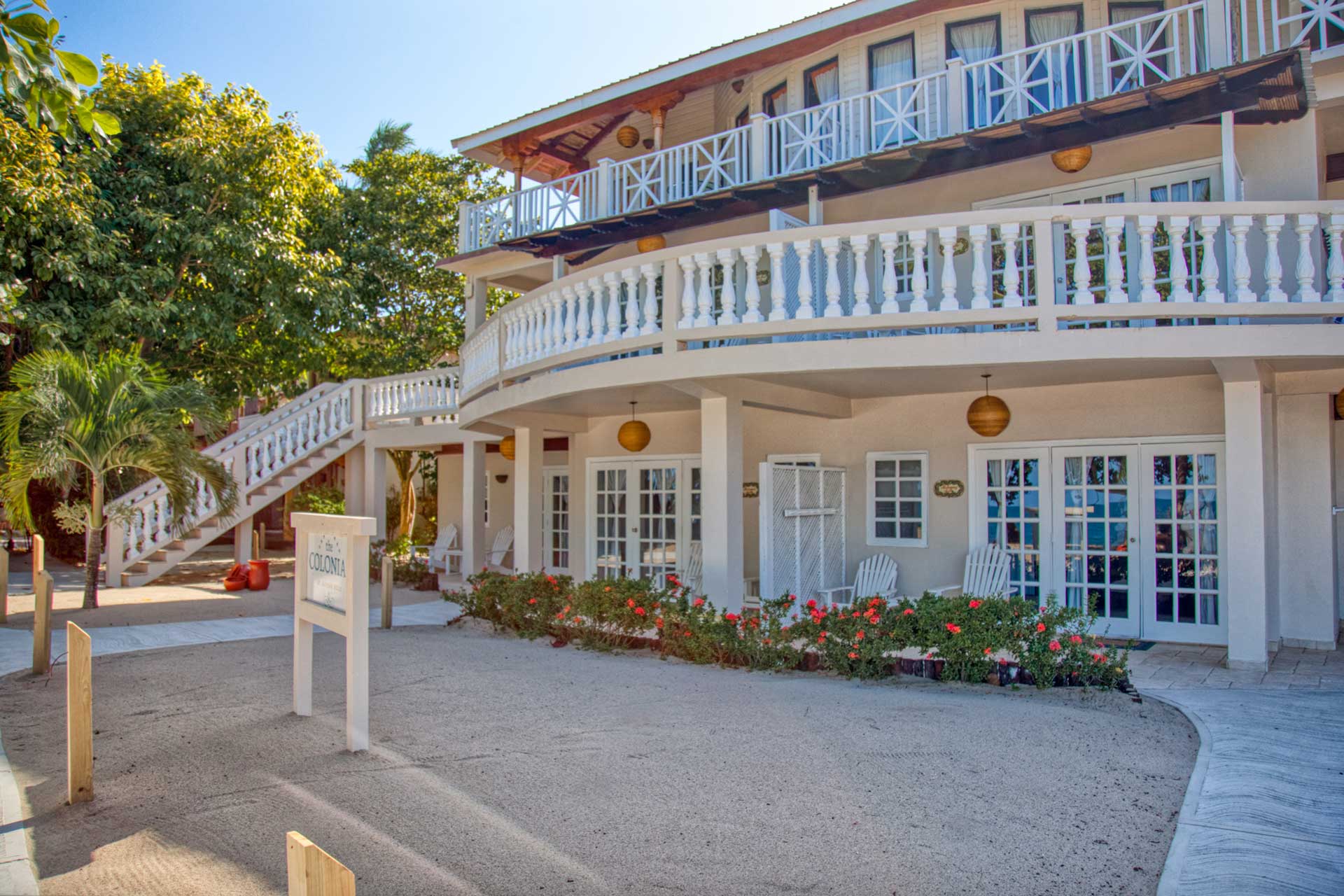 The-Colonial-Inn-Exterior-01